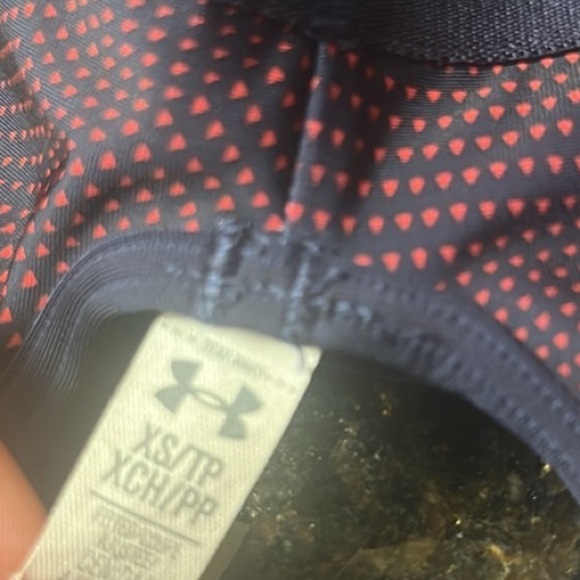 ❤️ 🆕 Under Armour Black Sport Bra red / navy pattern For Women size XS - Picture 4 of 4